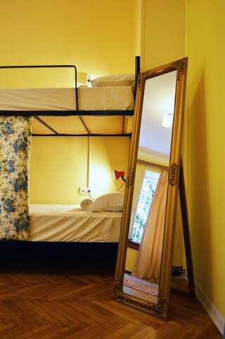 Хостелы Soul Kitchen Тбилиси Кровать в общем 8-местном номере для женщин-5