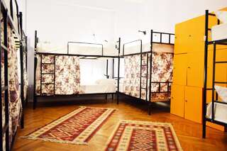 Хостелы Soul Kitchen Тбилиси Кровать в общем номере для мужчин и женщин с 10 кроватями-5