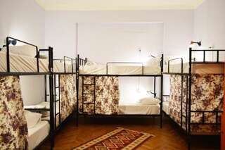Хостелы Soul Kitchen Тбилиси Кровать в общем номере для мужчин и женщин с 10 кроватями-1