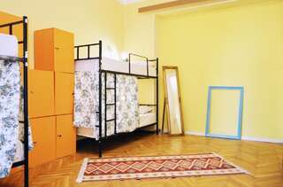 Хостелы Soul Kitchen Тбилиси Кровать в общем 8-местном номере для женщин-2